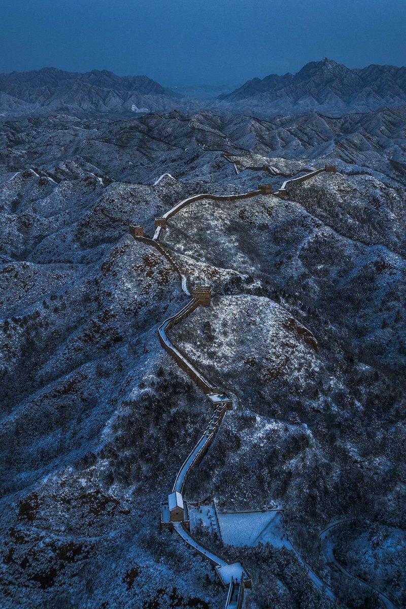 雪后金山岭长城，皑皑白雪覆盖了古老的砖石，天地间一片寂静
