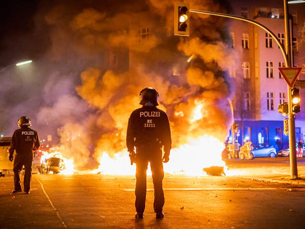 ahmtamim9's tweet photo. "Wer von euch ein Unrecht sieht...!"

Appell an die muslimische Gemeinschaft zum Jahreswechsel

Es ist wieder so weit - Silvester steht unmittelbar bevor. Millionen Menschen werden auf den Straßen der Innenstädte das neue Jahr begrüßen. Doch während viele feiern, blicken zahlreiche Mitmenschen, insbesondere Einsatzkräfte und ihre Familien, mit tiefer Sorge auf diese Tage. Diese Besorgnis ist leider mehr als berechtigt. In den vergangenen Jahren haben wir erschreckende Szenen erlebt: Angriffe mit Gegenständen und Feuerwerkskörpern auf Einsatzfahrzeuge, Sanitäter, Feuerwehrleute und Polizeibeamte.Illegale Pyrotechnik, darunter sogenannte Kugelbomben, hat schwere Verletzungen verursacht - tiefe Wunden, schwere Verbrennungen, auch bei Kindern. Ganze Wohnhäuser wurden unbewohnbar, Fahrzeuge zerstört, Schaufenster zerstört. Die Exzesse von Gewalt und Zerstörung erscheinen zunehmend entgrenzt und gewissenlos. Besonders schmerzlich ist, dass ein nicht unbeträchtlicher Teil dieser Taten von Jugendlichen und jungen Männern ausgeht - und ja, leider auch aus unserer eigenen muslimischen Community.
Deshalb ist es unsere dringende Pflicht, dieses Problem offen anzusprechen und ein klares Bewusstsein dafür zu schaffen. Als Muslime tragen wir die Verantwortung, frevelhaftes Verhalten zu benennen, richtig einzuordnen und mit aller Entschiedenheit zu bekämpfen. Hierfür gibt es zwei wesentliche Pfeiler:
Erstens: Unsere Gebote: Nach islamischer Rechtslehre genießen Leib und Leben sowie das Eigentum anderer Menschen höchsten Schutz. Jede Verletzung dieser Güter stellt eine schwere Sünde dar, für die der Täter vor Allah Rechenschaft ablegen muss. Ebenso verwerflich ist jede Form von schändlichem Verhalten gegenüber Mitmenschen - insbesondere gegenüber Familien, Frauen und Kindern. Es ist keine Bagatelle, sondern ein gravierendes Vergehen. Diese Klarheit zu vermitteln, ist die unverzichtbare Aufgabe aller Verantwortungsträger in unseren Gemeinden: Imame, Vorstände von Moscheen und Kulturvereinen sowie einflussreiche Stimmen in den sozialen Netzwerken.
Zweitens: Die soziale Ächtung: Wir als Gemeinschaft dürfen und können solches Verhalten weder dulden noch entschuldigen. Den Tätern muss unmissverständlich spürbar werden, dass sie mit ihrem Handeln die Ablehnung der gesamten Community auf sich ziehen. Nur durch konsequenten gesellschaftlichen Druck auf solche Taten können wir bewirken, dass ein Rechtsbewusstsein etabliert wird.
Liebe Geschwister, lasst uns diese kommenden Tage dazu nutzen, ein Zeichen zu setzen: für Verantwortung gegenüber Allah und seinen Geboten - die uns zu einem friedlichen Zusammensein verpflichten. Schützt das gesellschaftliche Leben, schützt andere und bewahrt die Würde und die Ehre unserer Gemeinschaft. Möge Allah uns rechtleiten und uns vor allem Unrecht bewahren.
Des Prophet (Friede und Segen auf ihm) sagte: 
Wer von euch ein Übel (Unrecht, Verwerfliches) sieht, der soll es mit seiner Hand ändern. Wenn er dazu nicht in der Lage ist, dann mit seiner Zunge. Und wenn er auch dazu nicht in der Lage ist, dann mit seinem Herzen  und das ist die schwächste Stufe des Glaubens.