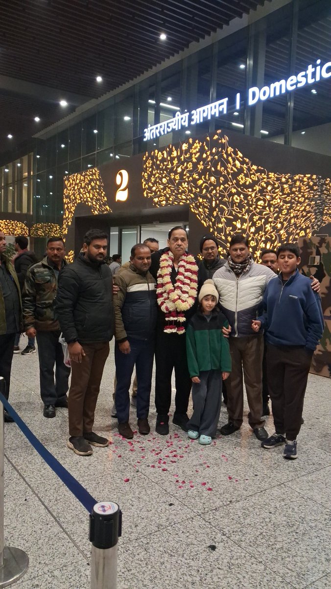 Ranjeet91803254's tweet photo. लखनऊ एयरपोर्ट पर पूर्व कैबिनेट मंत्री श्री नसीमुद्दीन सिद्दीकी जी
@Nasimuddin_UP @NasimuddinSidd 
@ https://t.co/fqAXychbTi