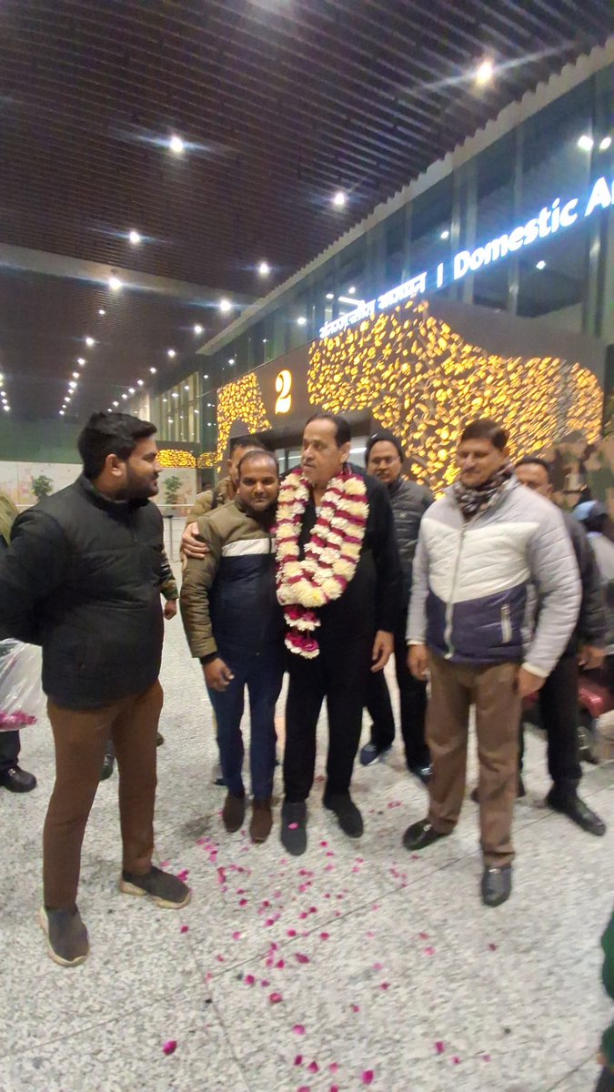 Ranjeet91803254's tweet photo. लखनऊ एयरपोर्ट पर पूर्व कैबिनेट मंत्री श्री नसीमुद्दीन सिद्दीकी जी
@Nasimuddin_UP @NasimuddinSidd 
@ https://t.co/fqAXychbTi