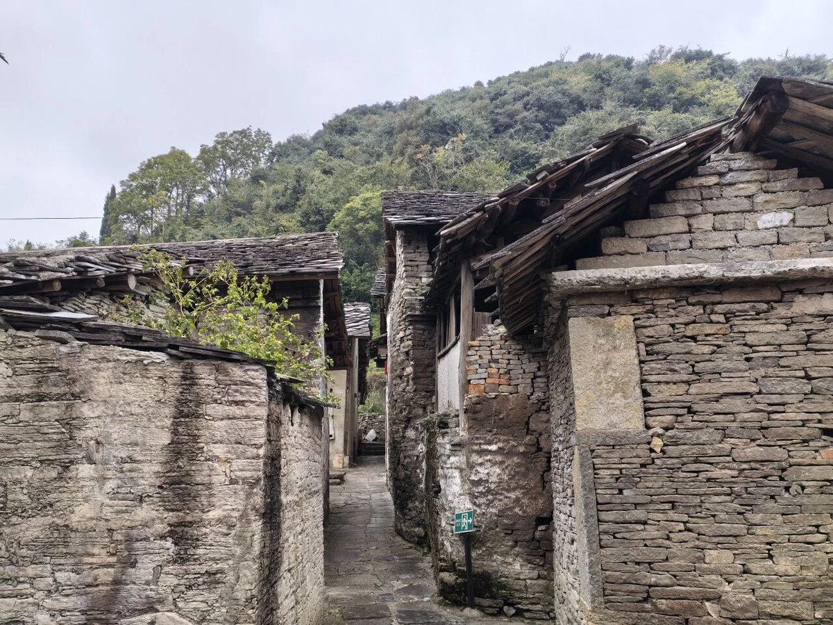 amazingguizhou2's tweet photo. 🛖Winter in Yunfeng Benzai | Pushing Open 600 Years of Tunpu Time

Stepping into #Yunfeng #Benzai in winter, rows of high-walled courtyards stand quietly like a painting. Winding bluestone lanes reveal the enduring elegance of Jiangnan in every wooden carving and stone drain. In the Mei Family Compound and Jin Family Courtyard, the overhanging floral gate towers silently tell of six centuries of Tunpu life.

Wandering through, it feels like pushing open a door to the Ming Dynasty. Homes are connected by hidden passages, courtyards face each other adorned with carvings. As warm sunlight slants into the skywells, time itself seems to slow down—this is not just a scenic spot, but a serene old dream from which one never wishes to wake.

📸Image source: YueDuBang Club

#AmazingGuizhou #YunfengBenzai #AnshunTunpu #WinterAncientVillage #MingQingHeritage #TimelessRetreat