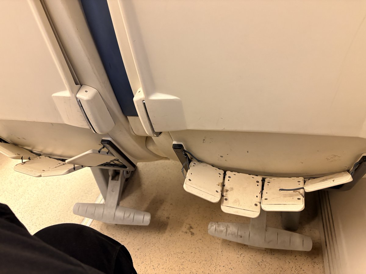 emorilloleon's tweet photo. ⁦@Renfe⁩ no sé si son conscientes del lamentable estado de algunos de sus trenes. Este es el 13039 Sevilla-Huelva (28/12). Esto sin hablar de los frecuentes retrasos en todos los servicios. Algo de lo que se podía presumir en el mundo entero ha pasado a ser una vergüenza https://t.co/niVDUoZffz