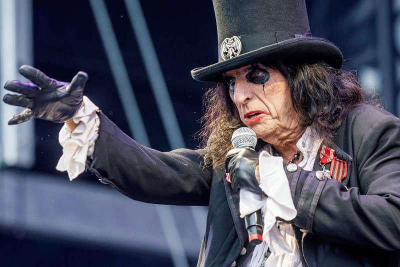 Alice Cooper toca com orquestra sinfônica em turnê pela Alemanha: assista aos vídeos.
rockbrigade.com.br/alice-cooper-t…