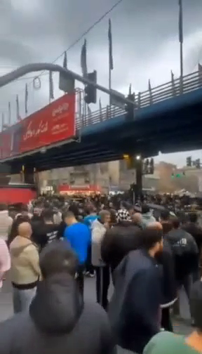 alefmehr1's tweet image. کس نخارد پشت ما 
جز ناخن انگشت ما

#قیام_تنها_جوابه 
#نه_شاه_نه_شیخ