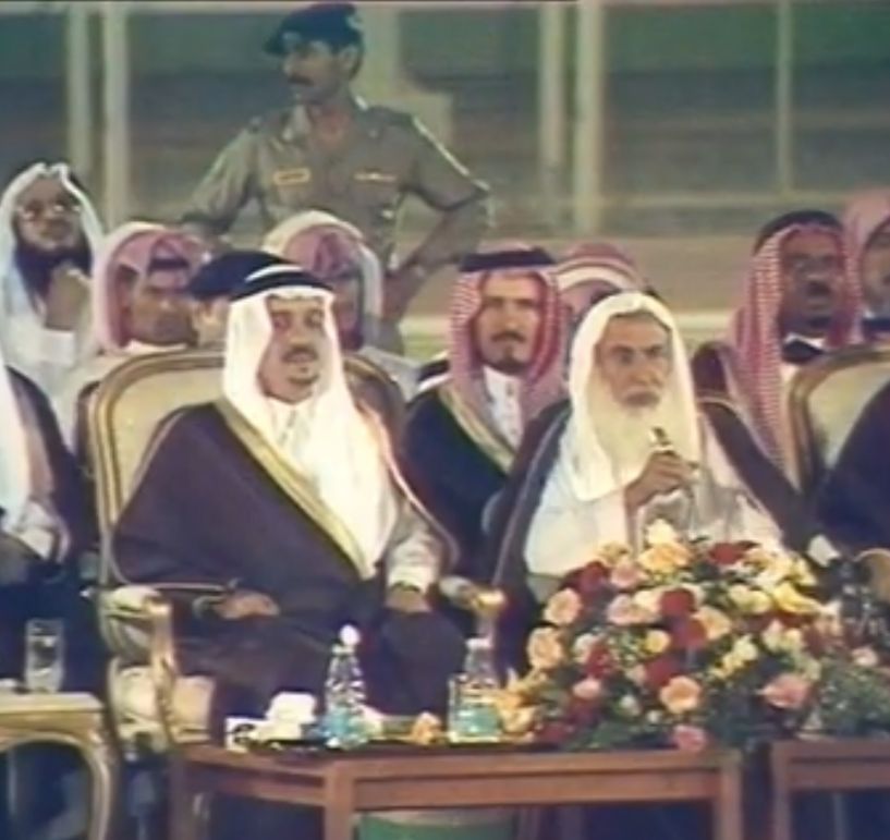 بعد عودة شيخنا ابن عثيمين رحمه الله من الخارج للعلاج في مرضه الذي توفي فيه ، حضرت أول خطبة له في الطائف ، وقد تضمنت الحث على المحافظة على الدوام ، وقال إن من يأخذ راتبه كاملاً وينقص من دوامه ، يُعد من المطففين.
قلت: ومن الكفاءات المميزة التي يُقتدَى بها في المحافظة على الدوام