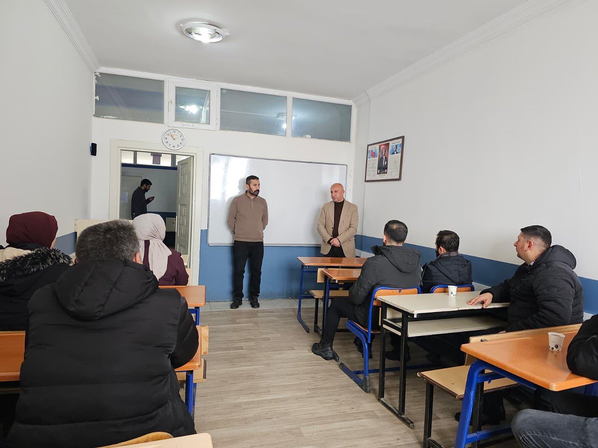 yuksekova_mem's tweet photo. 🎓 Mezun Öğrencilerimiz İçin Veli Toplantısı Gerçekleştirildi

Yüksekova’da mezun öğrencilerimize yönelik açılan Destekleme ve Yetiştirme Kursları (DYK) kapsamında, bugün öğrenci velilerimizle bir araya gelindi. 🤝

@tcmeb @TCyuksekova @nrtttin_ylmz @ctn_kdr https://t.co/kEloLbbxv6