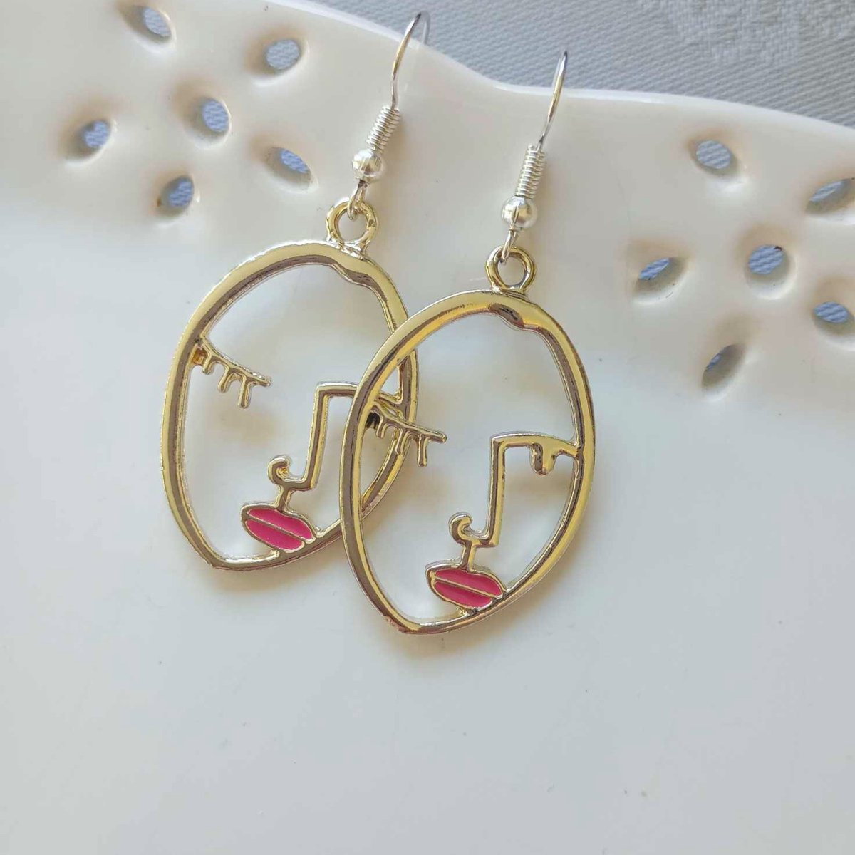 LovesVintage43's tweet image. ON SALE!  🛍️ Handmade Fun Abstract Linear Style Human Face Design Oval Openwork Earrings with Enamel Detail &amp;amp; Hooks for Pierced Ears 🧡 #etsysale #etsyoffer #MHHSBD #CraftBizParty #UKMakers #firsttmaster #shopindie #shopsmall #handmadejewelry #abstract lovesvintage43.etsy.com/listing/186171…