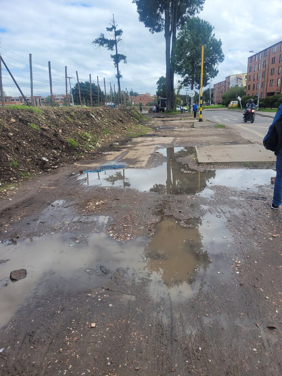 Luisferpe11's tweet photo. @CarlosFGalan Alcalde creo q acá en suba hace mas d 20 años tenemos andenes sin hacer como se soluciona eso?Porque el @idubogota no hace nada,@subaalcaldia tampoco entonces quien es el encargado d este tema,porque más d 20 años eso es negligencia,@CGR_Colombia  ustedes ejercen algún control? https://t.co/OO38pZpl9W
