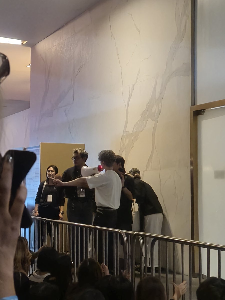 รวมพลครั้งนี้เช่น่ารักมาก ทั้งงานเลท ทั้งสถานที่ไม่ได้ แต่เช่ก็ยังอยากจะเจอทุกคน 

😎: "ไม่ว่าแฟนคลับมาหาผม จะมากหรือน้อย หรือแม้ว่ามีแค่ 1 คน ผมขอบคุณมากๆ ที่ตั้งใจมาหา มาให้กำลังใจกัน" (ฉันจะร้องไห้😭😭) 

ขอบคุณมากๆนะเช่ 

XXSIVK COUNTDOWN ICONSIAM 
#XXSIVKxICONSIAM #XXSIVK