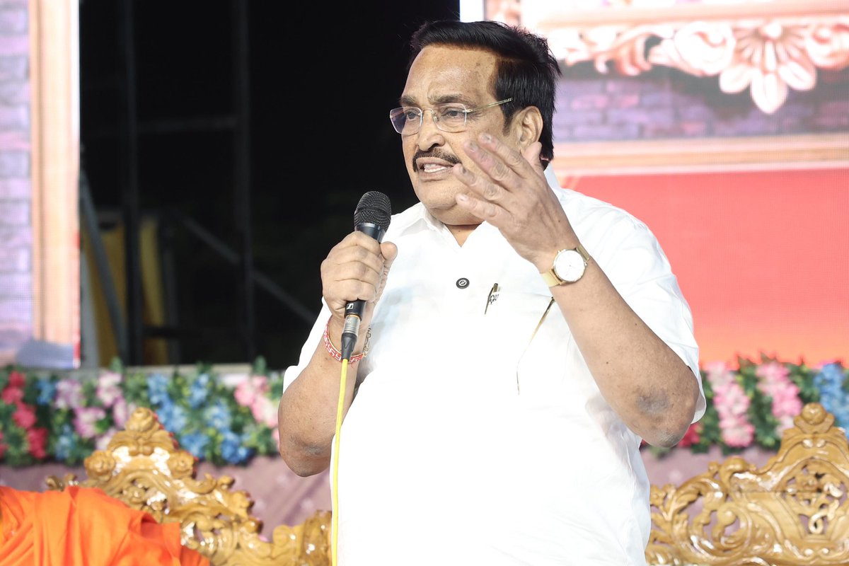 CRPaatil's tweet photo. ભગવાન શ્રી સ્વામિનારાયણની અસીમ કૃપાથી સુરત શહેરની પવિત્ર ધરતી પર યોજાયેલા શાકોત્સવમાં ઉપસ્થિત રહી ધન્યતા અનુભવી. 

આપણી પરંપરા, સાત્વિક આહાર અને આધ્યાત્મિક મૂલ્યોનાં ગરિમામય ઉત્સવ સમાન “શાકોત્સવ” આપણાં સમાજમાં સંયમ, સેવા અને સદભાવની ભાવનાને વધુ મજબૂત બનાવે છે-જીવનને સકારાત્મકતા બક્ષે છે ! 

આ પરમ અવસરે સાધુ-સંતશ્રીઓનાં આશીર્વાદ પ્રાપ્ત કરવાનું સૌભાગ્ય પણ સાંપડ્યું !