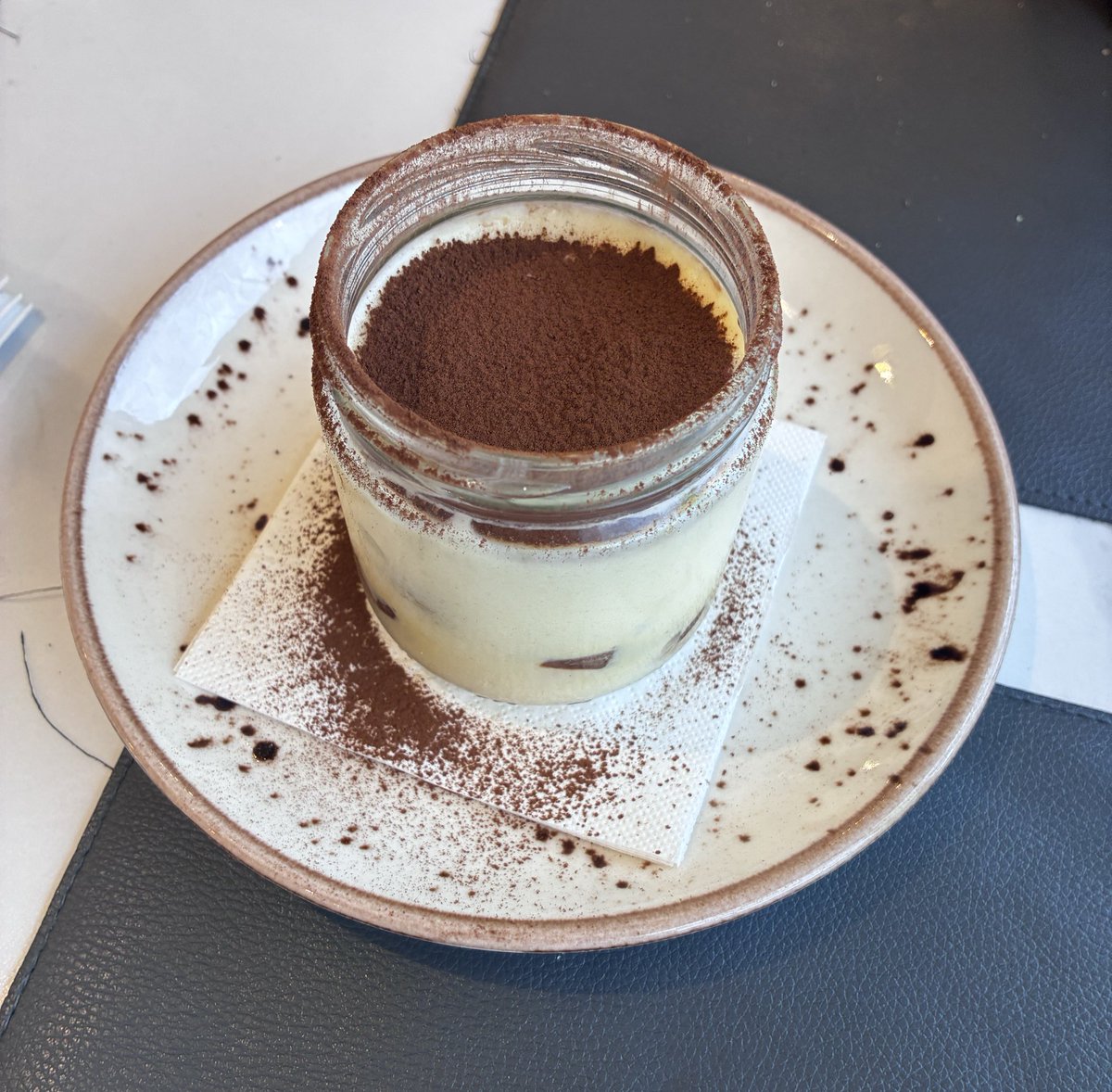 Excelentes pizzas estilo napolitano en restaurante La Regina (Valdemoro) del premiado Gennaro Arrichiello (Mejor Pizzaiolo Joven del mundo en el Campeonato Mondiale della Pizza Doc 2024).

Acabar con un muy buen café Kimbo también suma puntos.