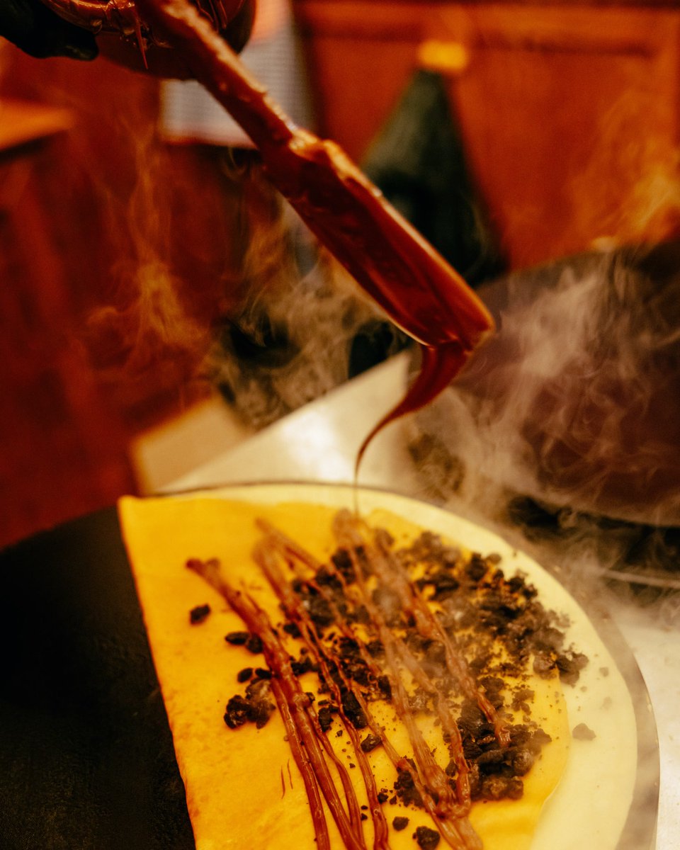 Fuel your festive stroll the best way possible 🍫 🌭🫕 

With delicious treats around every corner, indulge your senses this festive season 🫶

#WindsorIlluminated