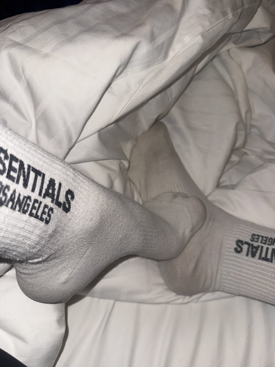 ivonxxa's tweet photo. Nach so einem langen Tag hätte ich jetzt gerne jemanden, der mir die Füße massiert… wer fühlt sich angesprochen?

🧦Frisch aus Lederschuhen, intensiv getragen – nur für Genießer.👃🏻 https://t.co/wqQ4Mnowp2