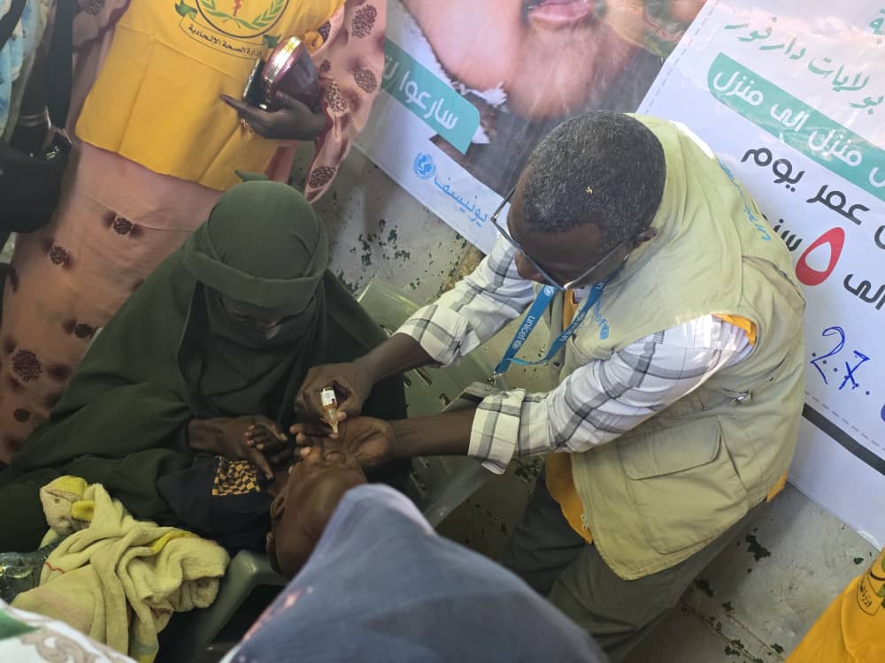 UNICEFSudan's tweet image. This week, vaccinators are on the move across Central &amp;amp; West #Darfur—reaching over 500,000 children under five with oral #Polio vaccine during round 2 of the polio vaccination campaign.

Every dose is a shield, protecting #children from a preventable, life-threatening disease.