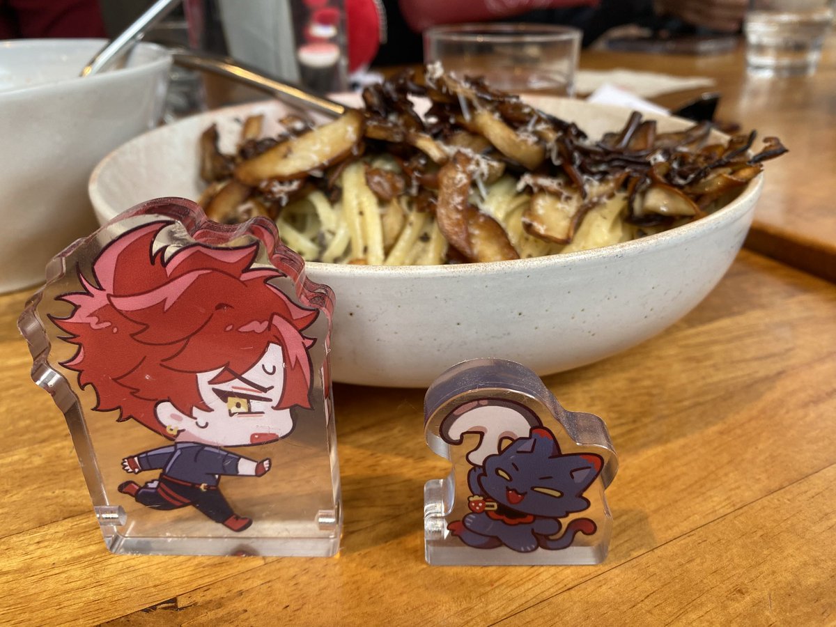 這盤滿滿的松露蕈菇義大利麵 居然灑了巧克力碎… 但還是擋不住濃濃菇味 太讚了
看老大吃香菇反應很快樂是我留的 不要不想唸啦 自首可以被原諒的吧！

#KAI動了