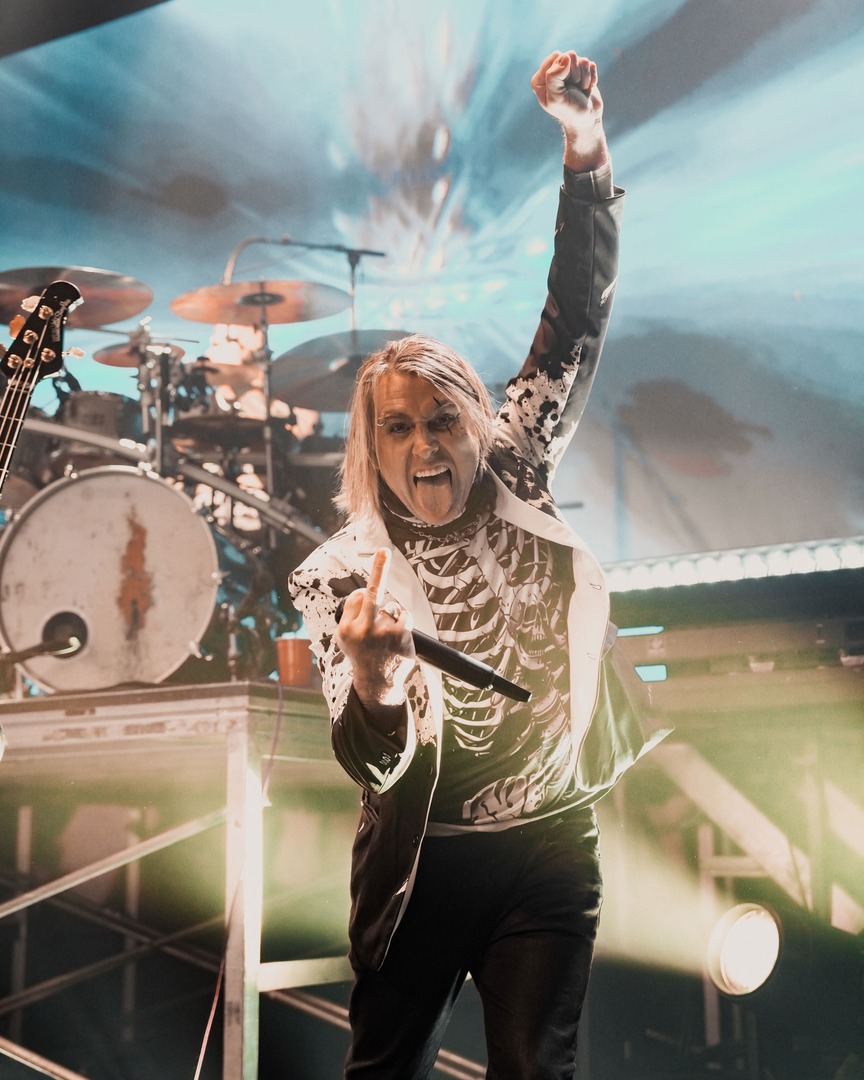 threedaysgrace's tweet photo. Happy Birthday, Matt!! ️😜🤘🤘

📷 @SPMediaAZ https://t.co/s97XdOUMnj