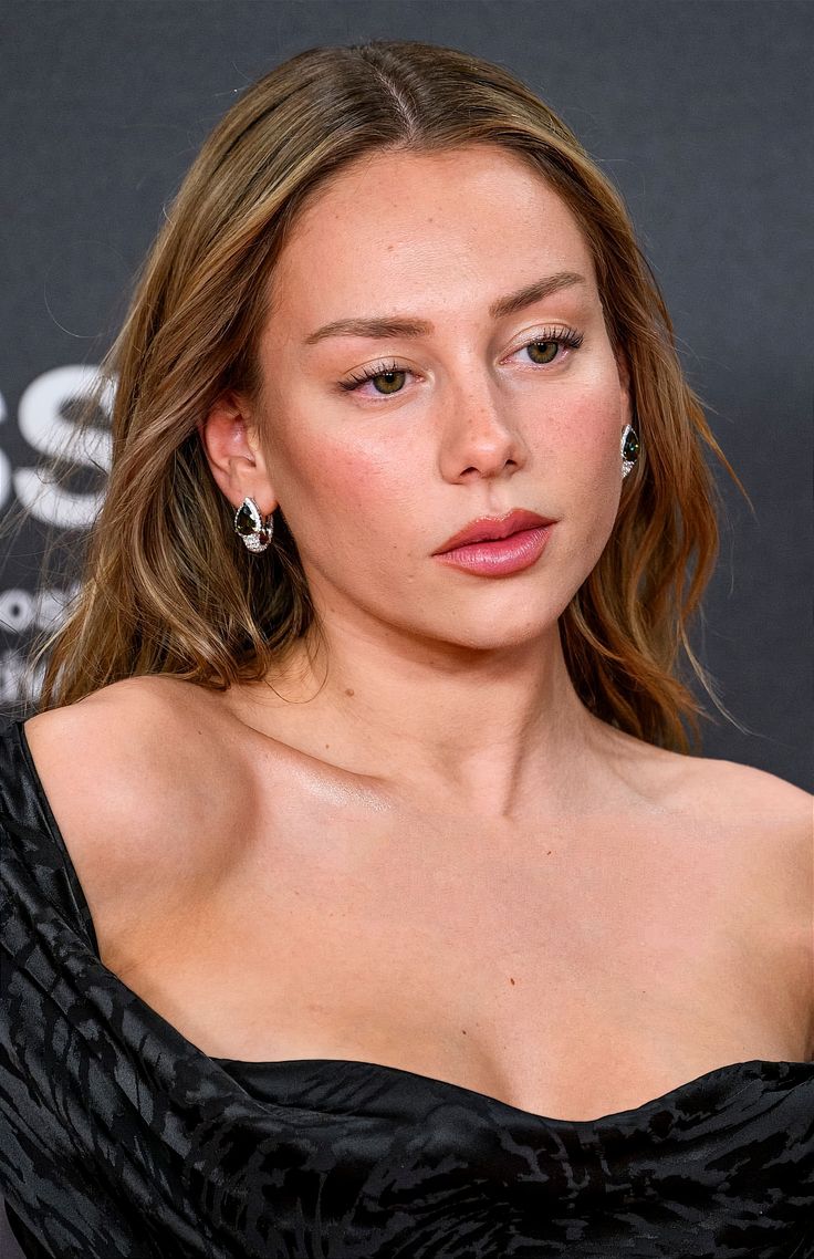 🚨Ferranismo famous Twitter user is dating former actress Ester Esposito✅