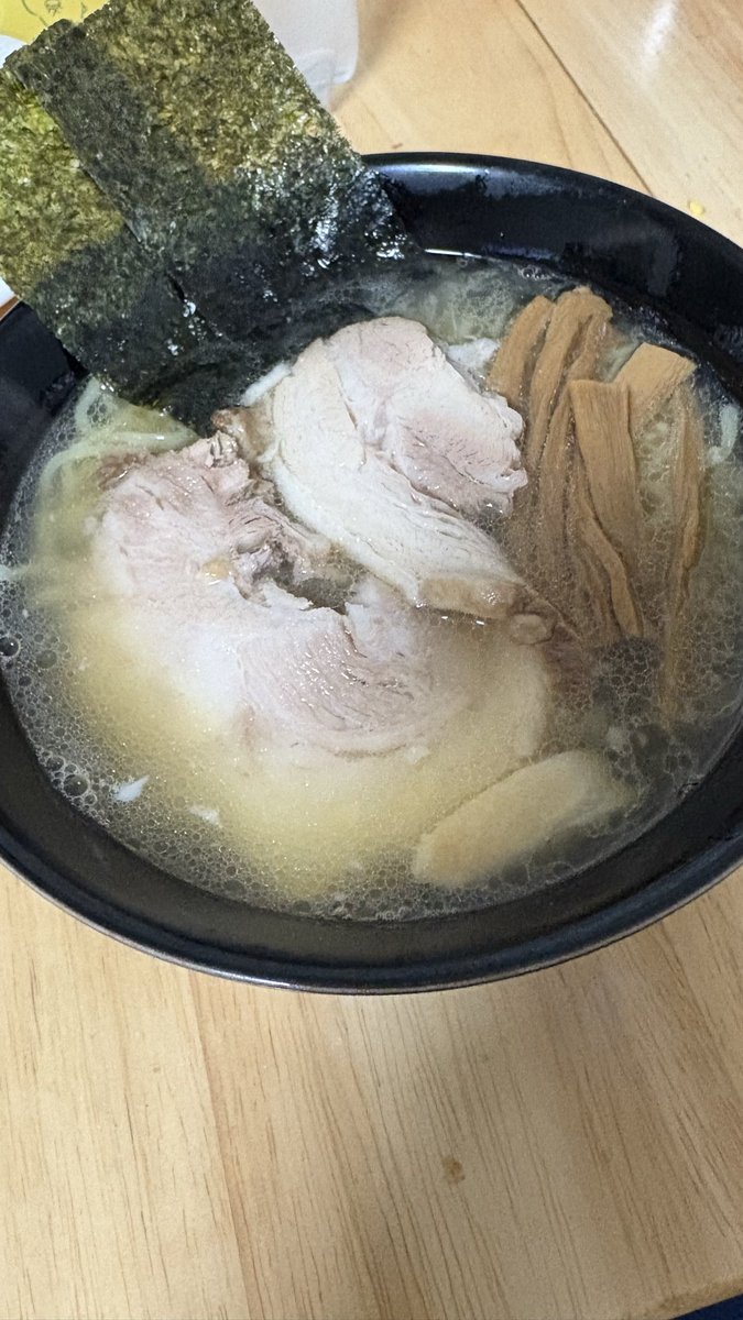 今年最後のご褒美に【こましょう】さんのラーメンを食べる。
僕が世界一美味しいと思うラーメン屋【こましょう】さん
今年オーナーの小松さんが急に旅立たれた。
悲しさと悔しさしかなかったのに。
奥様がリアルに引き継がれてくれて今、感動と感謝に包まれてます。
ありがとう😊
