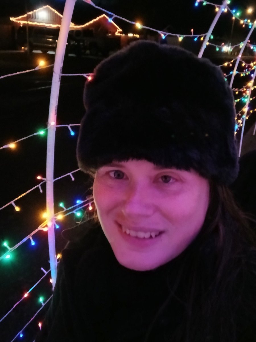 MaraJadeSkywalk's tweet image. Out seeing Christmas Lights, walking light tails, and Christmas displays with my family. 🎄🤍✨️🌌 

#Christmas #TimeWithFamily #ChristmasWeek