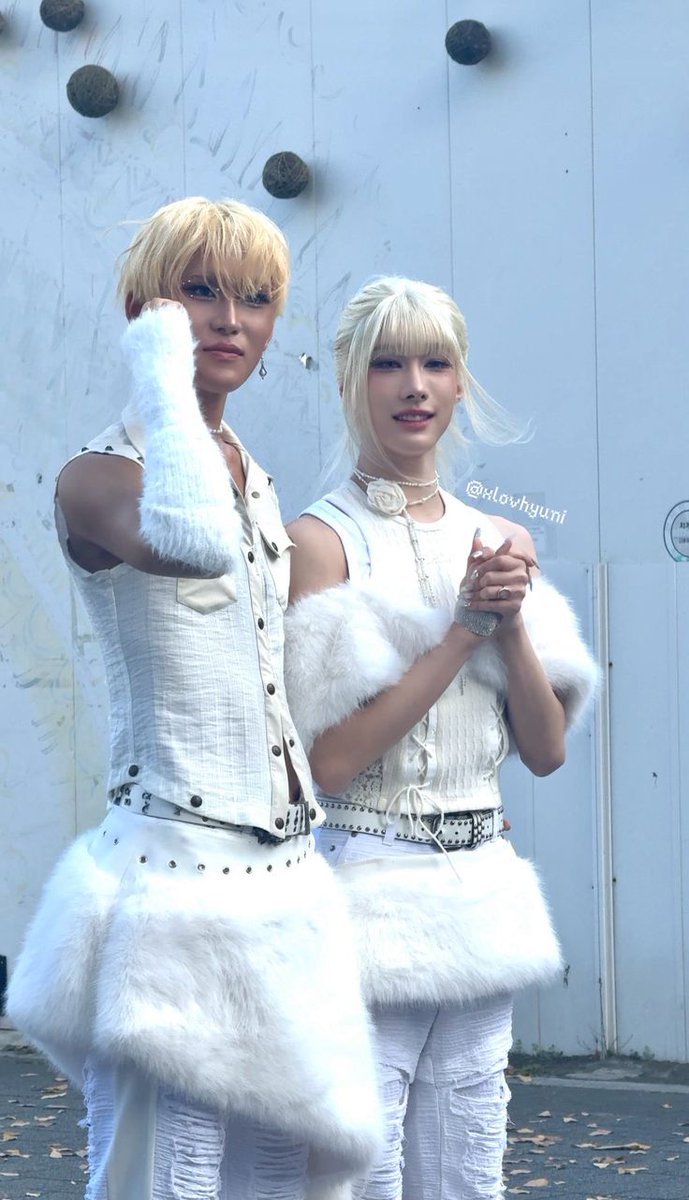 xlovarchive's tweet image. hyun's letter to rui ♡

to the person whose mere existence is a superpower and the greatest weapon of all, my Rui ^^
Rui hyung, the kind of person i'd want to stay with for a lifetime even if dirt and dust got in my eyes!

when I first met you as Muti hyung’s acquaintance, i…