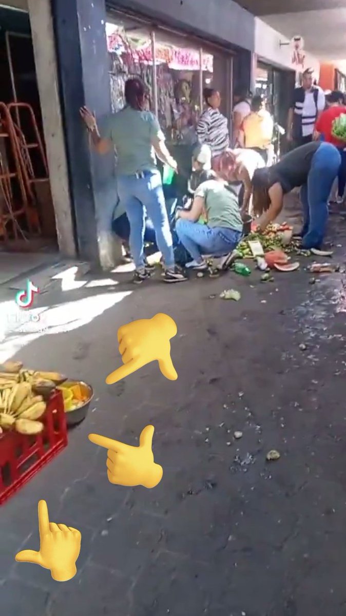 ThiagoZolano's tweet photo. @antoasb A dos pasos y medio veo una venta de plátanos, seguramente es el puesto de alguno de lo Bukele, el puesto de algún Bitcoiners o seguramente es el puesto de uno de los dueños del centro, por eso es que no hicieron nada con ese puesto. Si no eso, por favor expliquen. https://t.co/GtM7SKumE3