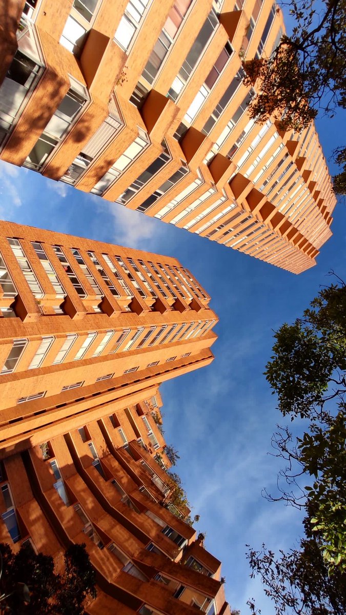 4r2RTwo's tweet image. No es por nada pero el color ladrillo con el azul cielo es una cosa muy bonita. 

Toca aprovechar la Bogotá Fotogénica de Diciembre.