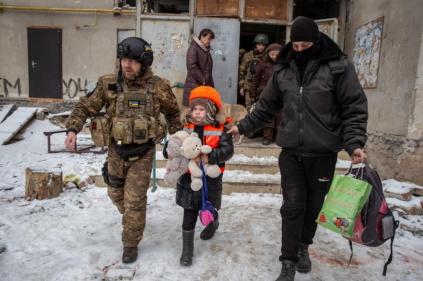 ObsDelphi's tweet photo. 🇷🇺🇺🇦Un ancien PMC Wagner raconte comment son unité a assassiné 7 enfants dans une école à Bakhmut.

On savait que les Wagnerites avaient pour ordre de « nettoyer » les zones et qu'ils tuaient tous les gens qu'ils croisaient.

Particularité ici : les tueurs d'enfants ont été par la suite exécutés par un commandant de l'armée régulière russe pour leurs actions. Comme quoi, il en reste peut-être avec un semblant de morale. Quoiqu'il en soit, cet épisode illustre parfaitement pourquoi des mercenaires n'ont rien à faire sur un champ de bataille étatique.

Ils ne connaissent pas le droit de la guerre, ce ne sont pas des forces armées respectant les Conventions de Genève. Ils font n'importe quoi et se livrent à des actes de cruauté et de barbarie, même sur des enfants, même dans des écoles.

De toute manière, l'armée russe est censée être conventionnée et pourtant elle ne respecte aucune règle. Il faudra un tribunal ou cour martiale pour tous ces criminels de guerre un jour. Les membres du Groupe Wagner sont des assassins et ils devront tous être systématiquement traqués et arrêtés, même après la guerre.

Le crime de guerre est un moyen utilisé par la Russie pour écraser toute forme de contestation, tout comme les violences sexuelles qui sont utilisées comme arme de guerre. Ils se vengent sur les populations civiles des zones occupées comme on l'a vu à Bakhmut, Izyum ou encore Bucha.

Ce ne sont pas des soldats mais simplement des barbares.