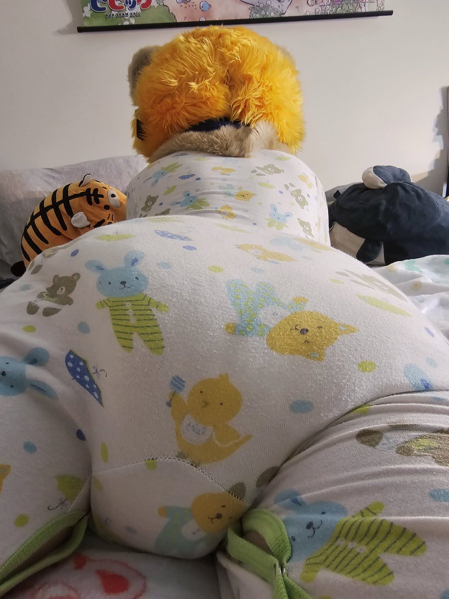 ottpupp's tweet photo. the diaper butt situation is crazy https://t.co/VXIfEHbxVw