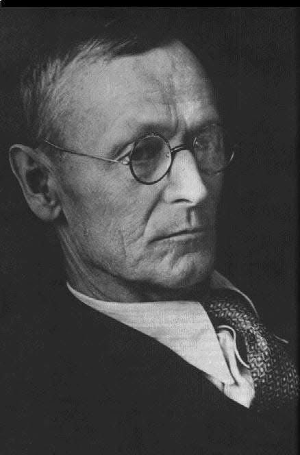 LetrasBreves's tweet photo. "No soy un hombre que sabe. He sido un hombre que busca y lo soy aún, pero no busco ya en las estrellas ni en los libros: comienzo a escuchar las enseñanzas que mi sangre murmura en mí.

Hermann Hesse. https://t.co/M1DmgFt81z