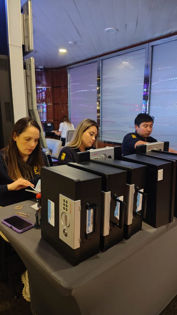 PDI_Magallanes's tweet photo. 🚢 Personal de Migraciones y Policía Internacional #PuntaArenas realizó el control migratorio de salida del país de 2613 pasajeros y 1043 tripulantes del crucero “Sapphire Princess". 

#MigracionesPDI https://t.co/MczL1P5gNk