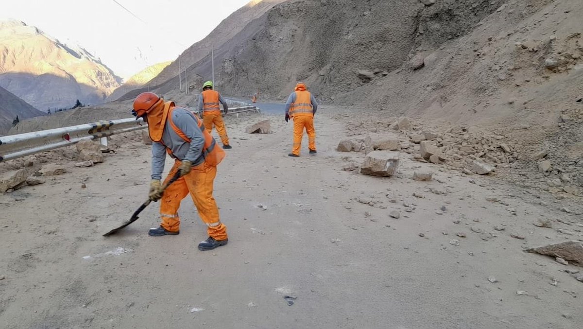 MTC_GobPeru's tweet photo. #MTCInforma | Áncash 🚧

Tras el sismo del último sábado, el #MTC, a través de @ProviasNac_Peru, viene realizando trabajos de limpieza de calzada y eliminación de escombros y piedras 🪨 en el tramo Puente Chuquicara – Tauca, ruta PE-3N, entre los km 752+180 y 826+273.

Las labores se ejecutan como parte del mantenimiento rutinario 👷‍♂️, bajo administración directa y supervisión de la Unidad Zonal VI Áncash. El tránsito permanece restringido de manera temporal ⚠️ mientras continúan las intervenciones para garantizar la seguridad vial.
