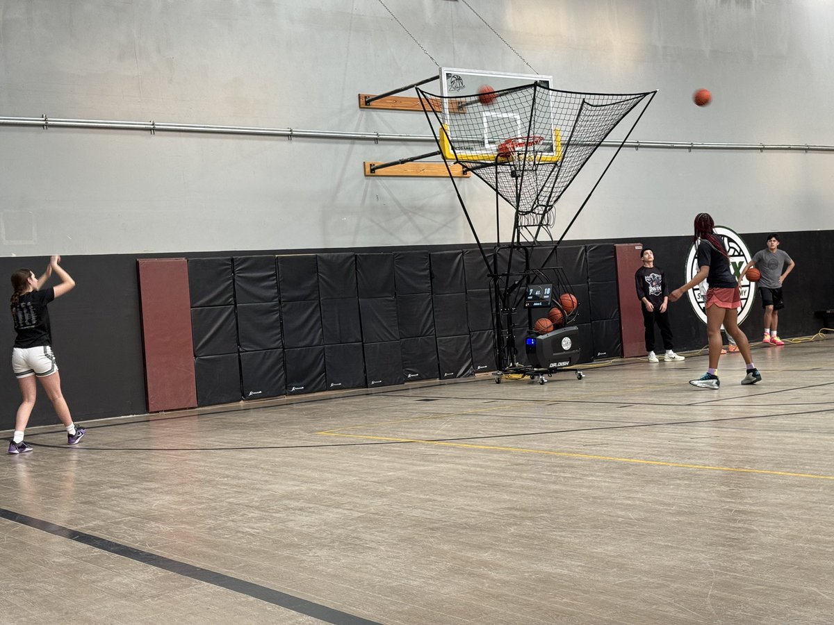LeslieSmithEP's tweet photo. There is nothing better than training with like minded athletes. We all have one goal and that is to be the best version of ourselves! @EastlakeGBB @wtbbAAU @CBlazerhoops @jolene_ell22 https://t.co/jfCu1Ed6QE