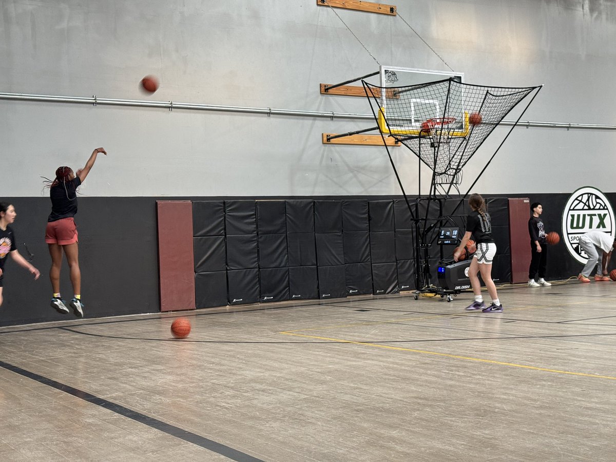 LeslieSmithEP's tweet photo. There is nothing better than training with like minded athletes. We all have one goal and that is to be the best version of ourselves! @EastlakeGBB @wtbbAAU @CBlazerhoops @jolene_ell22 https://t.co/jfCu1Ed6QE