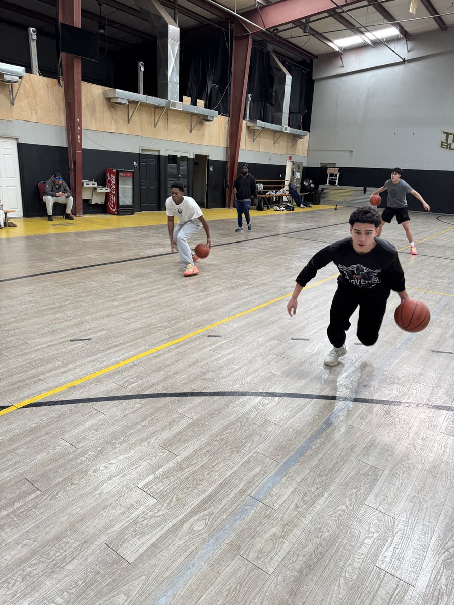 LeslieSmithEP's tweet photo. There is nothing better than training with like minded athletes. We all have one goal and that is to be the best version of ourselves! @EastlakeGBB @wtbbAAU @CBlazerhoops @jolene_ell22 https://t.co/jfCu1Ed6QE