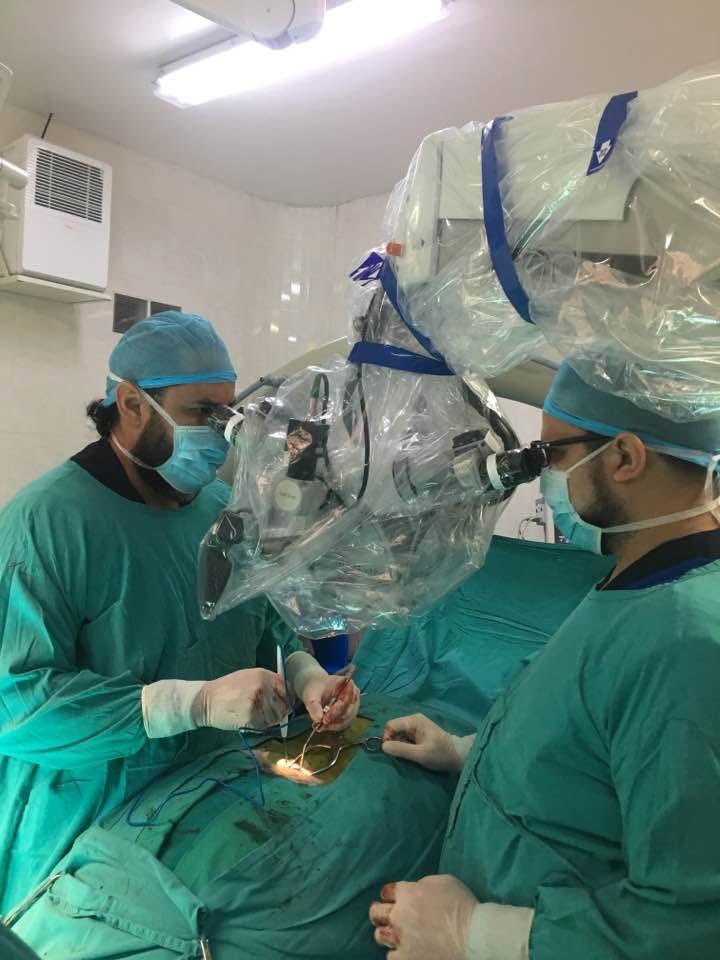 Mientras ustedes dormían, Dios ha estado trabajando usando las manos de alguno de nosotros. Recuerdo las duras palabras de un colega mayor: Y para que quieres ser especialista? Si aquí no necesitamos eso! (Hace 23 años de esa plática, en la dirección de un hospital Nacional) Hoy