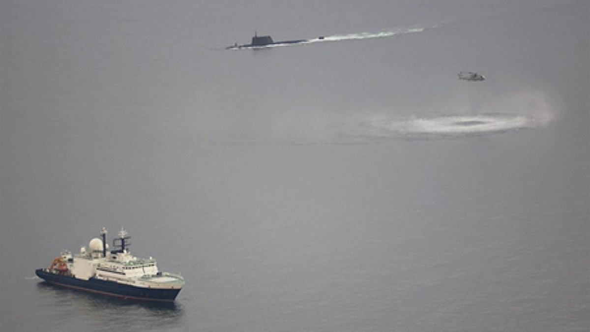 NavyLookout's tweet photo. The MoD has released an image showing a Merlin helicopter deploying dipping sonar and HMS Astute surfacing close to the 🇷🇺Russian subsea spy ship Yantar in the southern Irish Sea (November 2024).
Credible sounding report in @thetimes also says a Russian submarine was operating with Yantar.
https://t.co/y3SXlprz6d