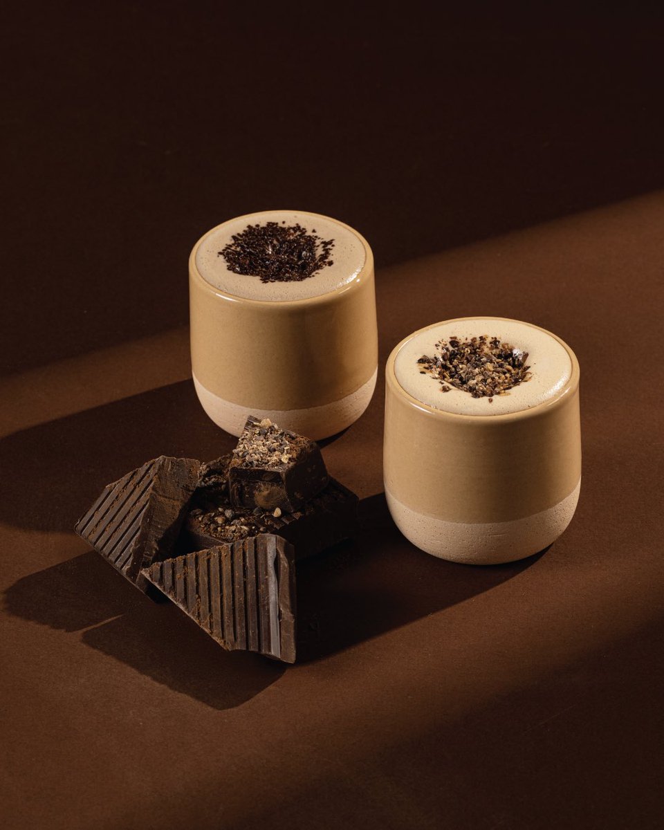 تشوكلت بلجيكي لذيذ يستاهل يكون #مشروب_الشتاء 😋🍫 

هوت تشوكلت و دارك هوت تشوكلت
توفروا بكل فروعنا حول المملكة 🤍

جرّبهم الحين ✨