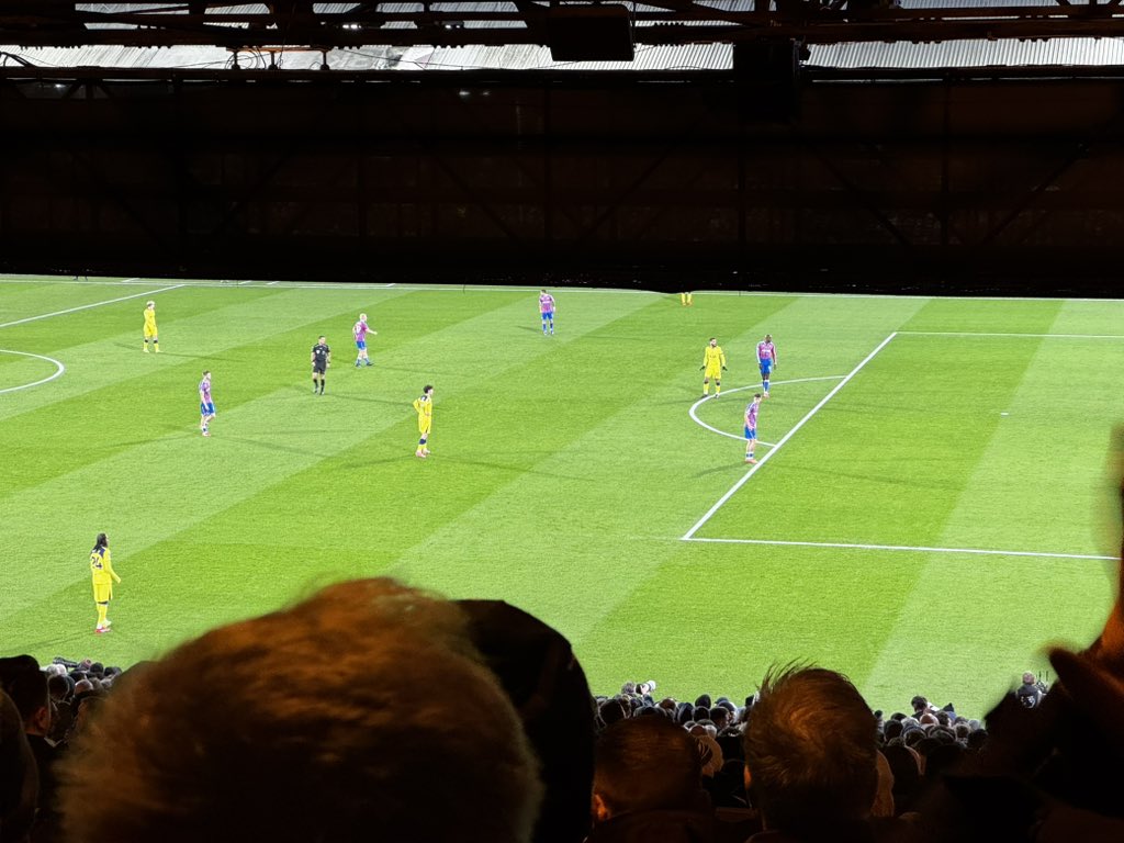 向こうのタッチライン全然見えなくて草