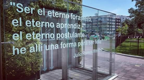 literlandweb1's tweet image. "El gran error de la naturaleza humana es adaptarse. El matrimonio destruye el amor, la posesión mata el deseo, el conocimiento aniquila el placer; el hábito la novedad. Ser el eterno forastero, el eterno aprendiz: he ahí una fórmula para ser feliz".
Julio Ramón Ribeyro