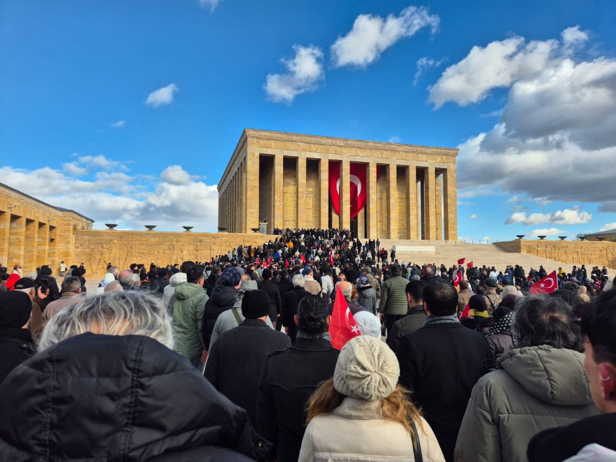 27 Aralık 1919’da Mustafa Kemal Paşa milletine gelmişti. Yaktığı bağımsız, laik cumhuriyetin meşalesi 2025’te ve sonsuza dek Türk milletinin elinde, aklında ve yüreğindedir.

#KızılcaGündeAnıtkabirde
#27AralıktaAtamızınyanında