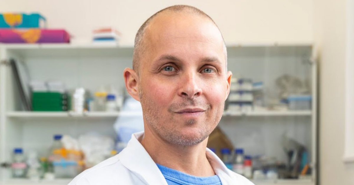 Cultination1's tweet image. 🇫🇷🦠CE CHIMISTE FRANÇAIS AFFIRME SAVOIR COMMENT TUER LE CANCER RESPONSABLE DE 70 % DES DÉCÈS.

Un chercheur français ouvre une piste prometteuse dans la lutte contre les métastases, responsables de près de 70 % des décès liés au cancer. 

 Le Dr Raphaël Rodriguez, directeur de…