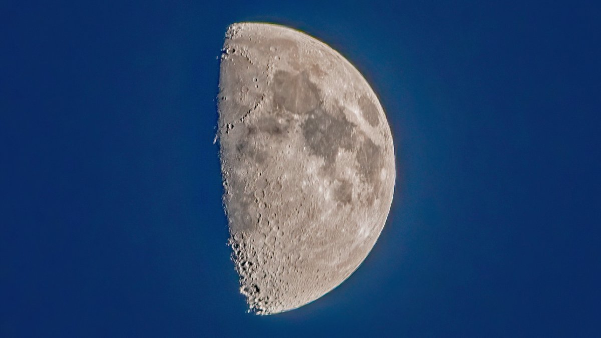 Terwijl de zon vanmiddag langzaam achter de duinen zakt, is de maan alweer voor meer dan de helft zichtbaar 😎 #weerfoto #Hellevoetsluis <a href="/EilandVoorne/">voorne aan zee</a> <a href="/KikiBo21937/">Monique Bormans</a> <a href="/johan_klos/">Johan Klos</a> <a href="/BasMunne/">BasMunne</a> <a href="/MRTfotografie/">Marianne Rouwendal🌿</a> <a href="/WNLVandaag/">WNL Vandaag</a> <a href="/EdAldus/">Ed Aldus</a> <a href="/BuienRadarNL/">Buienradar</a> <a href="/janvissersweer/">JAN VISSER</a> <a href="/weerverteller/">Weerverteller.nl</a> @weerplaza