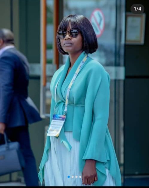 peroluwara1's tweet image. #Urgent #Rdc
Folie, détournement et libido très débordante, voici les actions immorales du gouv kasaïen de #Tanganyika Christian Muteba wa Muteba alias Kitungwa @ChrisKitungwa. A gauche, selon mes caméras, le voilà avec une de ses maîtresse Ngoy Banza Irène, députée prov de…