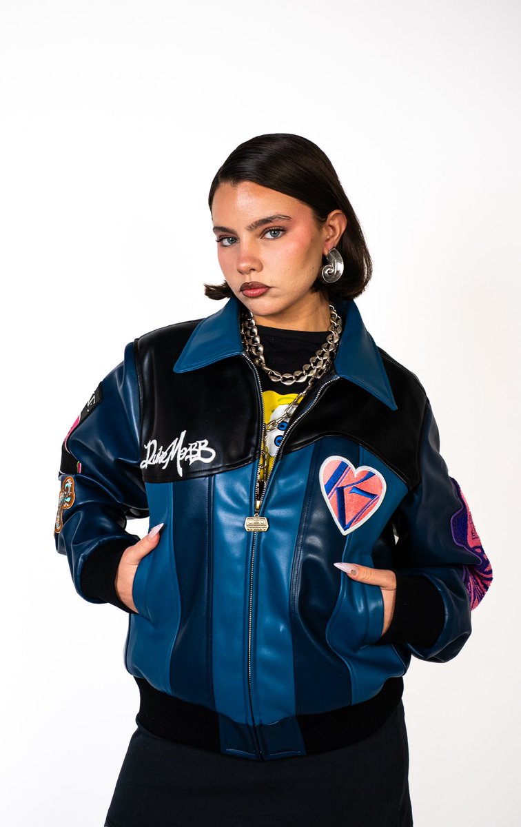 zeblaski's tweet image. 🚨 CONCOUR 🚨

Tente de gagner la DUKE MOBB JACKET, disponible le 4 janvier 📼

Pour participer au giveaway,
laisse un commentaire et rt ce tweet … 
On sélectionnera le gagnant la veille du drop, bon courage à tout le monde !