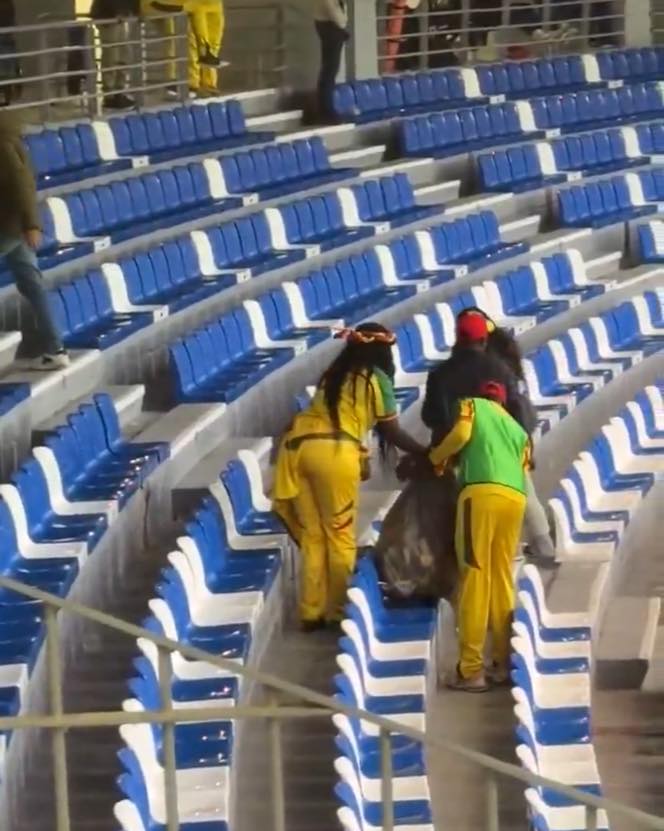 Footballtweet's tweet image. 🚨 𝗠𝗔𝗚𝗡𝗜𝗙𝗜𝗖𝗘𝗡𝗧: Several Senegalese supporters stayed behind after the match against DR Congo to clean the stadium stands! 👏🤩🇸🇳

Another truly wonderful gesture from the AFCON that deserves recognition. ❤️