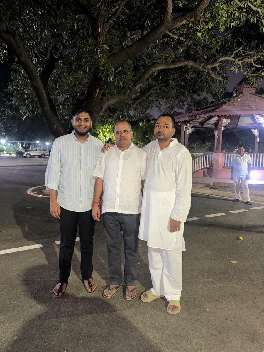 Decoding_Bihar's tweet photo. नीतीश कुमार के घर के स्वजातीय सिक्योरटी गार्ड के पास 200 करोड़ की संपत्ति !!

इनके घर मे 25 AC लगा हुआ है।

उसका नाम है 'हरेंद्र सिंह' है। 
घर इनका आरा है।

इनकी सिक्योरिटी गार्ड की नौकरी का टेन्योर खत्म हो चुकी है,ये रिटायर्ड हो चुके है फिर भी नीतीश जी के सिक्योरटी मे है। https://t.co/yuomvMTr9X