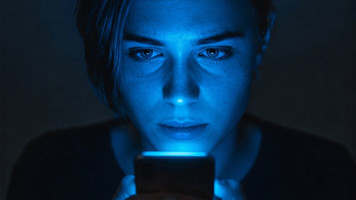 ترس از جا ماندن (FOMO) چیست و چگونه با آن کنار بیاییم؟ ۷ تمرین ساده برای آرامش ذهن

لحظه‌ای را تصور کنید که وارد اینستاگرام شده‌اید و پست‌ها و استوری‌های دیگران را می‌بینید: دوستانی که به سفر خارج از کشور می‌روند، همکارانی که موفقیت‌هایی بزرگ را جشن می‌گیرند و غریبه‌هایی که به