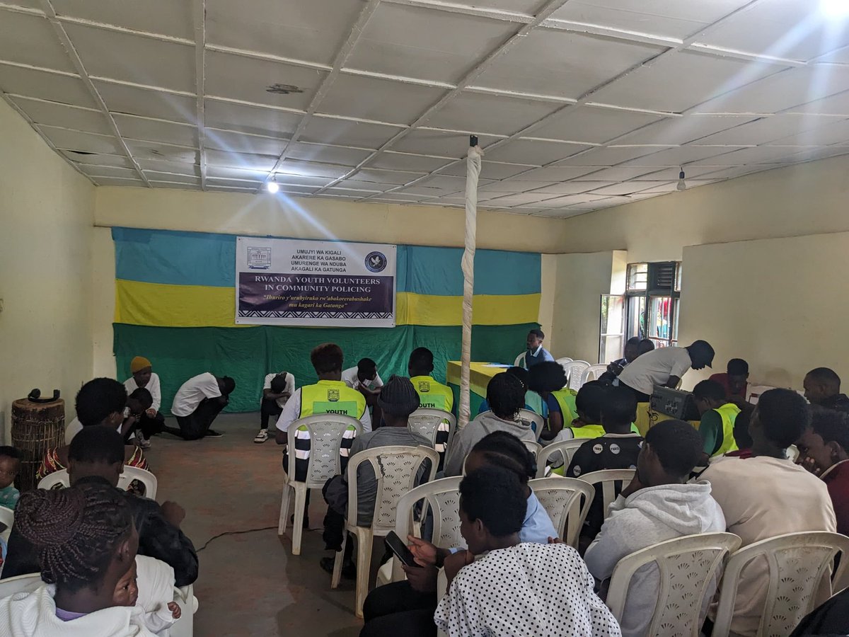 RYVCP_Gasabo's tweet photo. Uyu munsi, mu Kagari ka Gatunga, Umurenge wa Nduba habaye ihuririro rya @RwandaYouthVol1 . Wabaye umwanya mwiza wo kuganiriza urubyiruko ku insanganyamatsiko zitandukanye harimo iyo kurwanya ibyaha. #Ntakudohoka @RwandaLocalGov @Rwandapolice @CityofKigali @Kgl_Yvolunteers https://t.co/9oZ6qTJ2hh