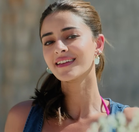 The family scenes didn’t feel fake at all. Rumi’s reactions, anger, little smiles everything felt real. Ananya Panday carried everything so so naturally, comfort watch energy frrr 💛 #TMMTMTTM <a href="/ananyapandayy/">Ananya Panday</a>