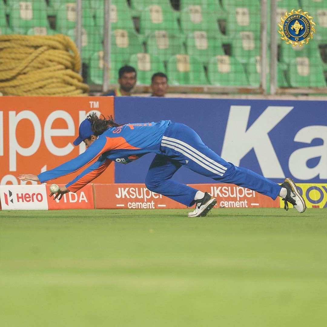 KCAcricket's tweet image. Match Update: IND vs SL (WT20)
​
India is closing in on a dominant victory! Sri Lanka reaches 168/4 at the end of 18 overs. With 54 runs required from the final 12 balls, the Women in Blue are in total control of the game.

#score #cricketfever